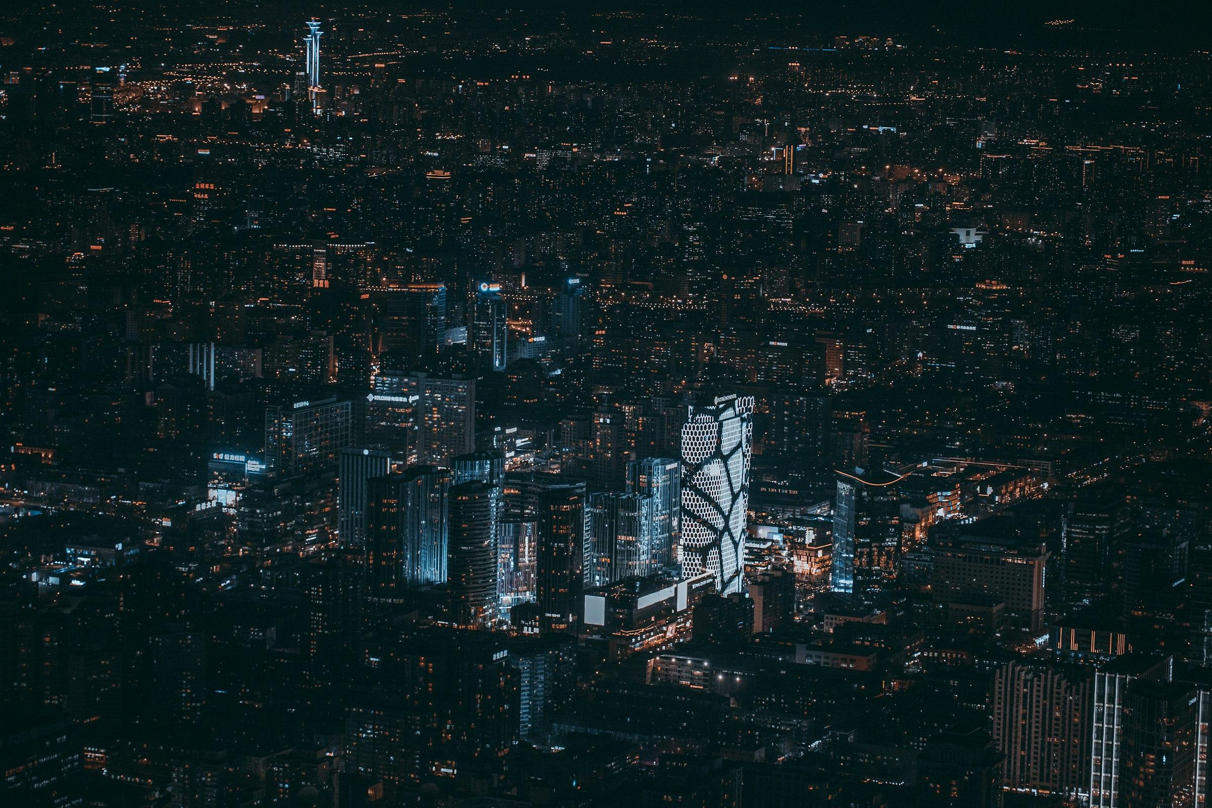Nächtliche Großstadt von oben mit leuchtenden Lichtern