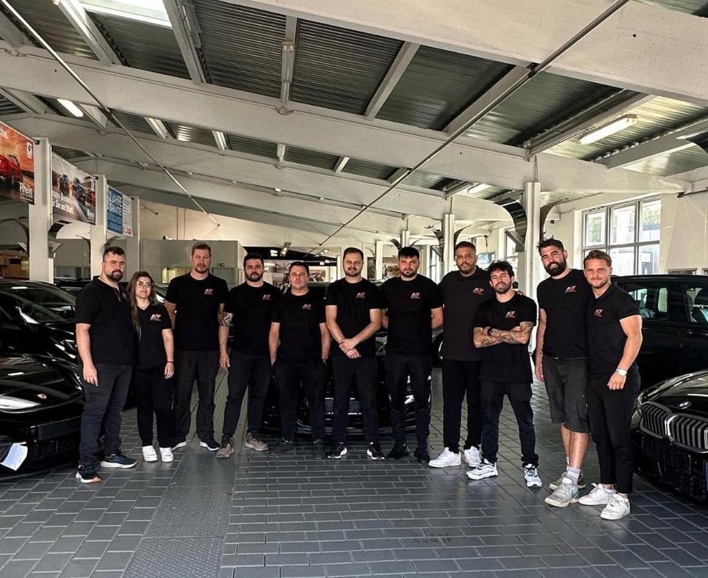 Das Team von AZ Dellen- und Hagelschadenreparatur in der Werkstatt