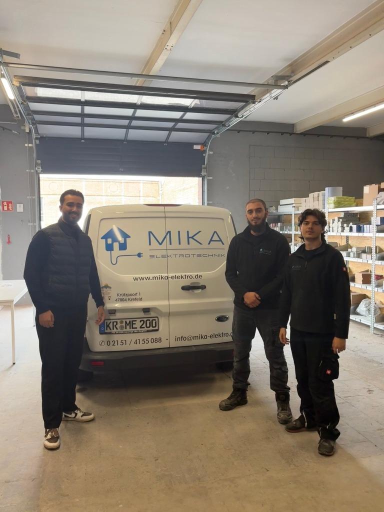 Das Team von Mika Elektrotechnik vor dem Firmenwagen