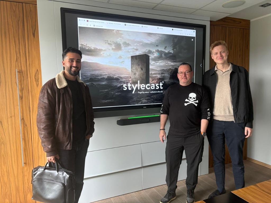 Das Stylecast-Team mit OPSALTECH vor der neuen Website