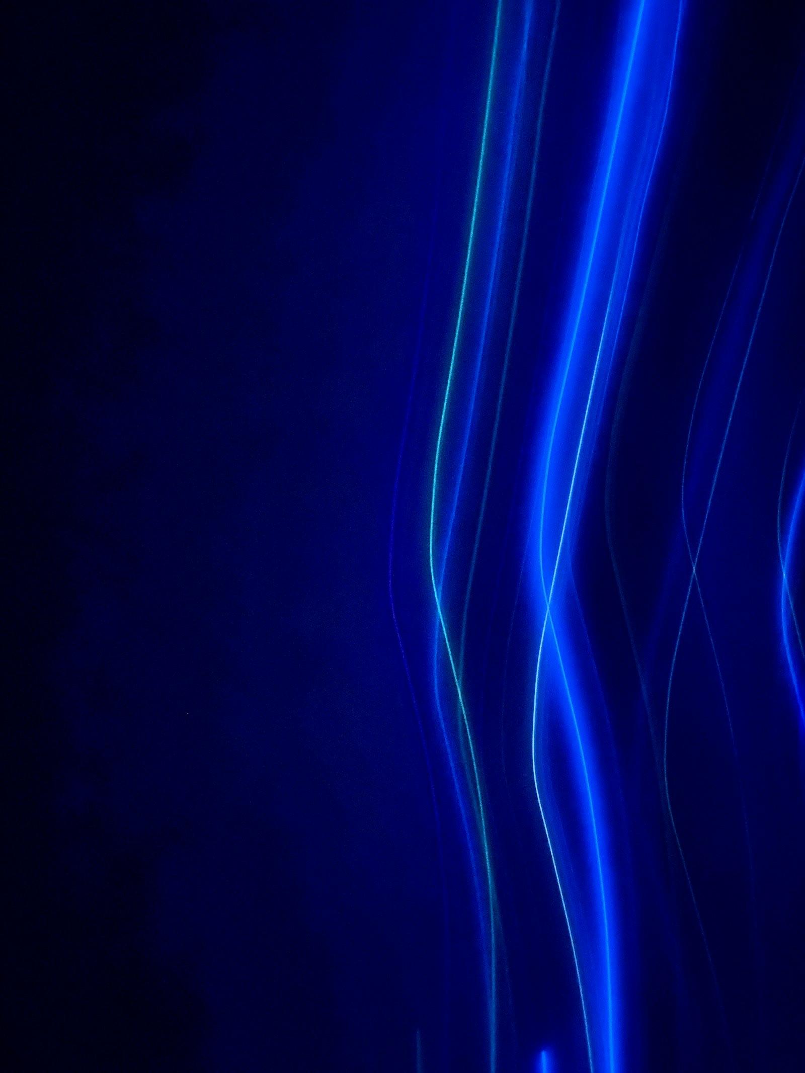 Blaue Lichtspuren auf dunklem Hintergrund
