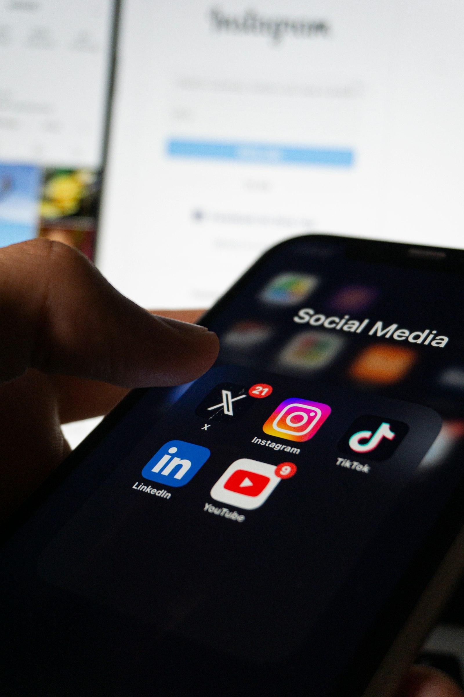 Smartphone mit Social-Media-Apps in der Hand