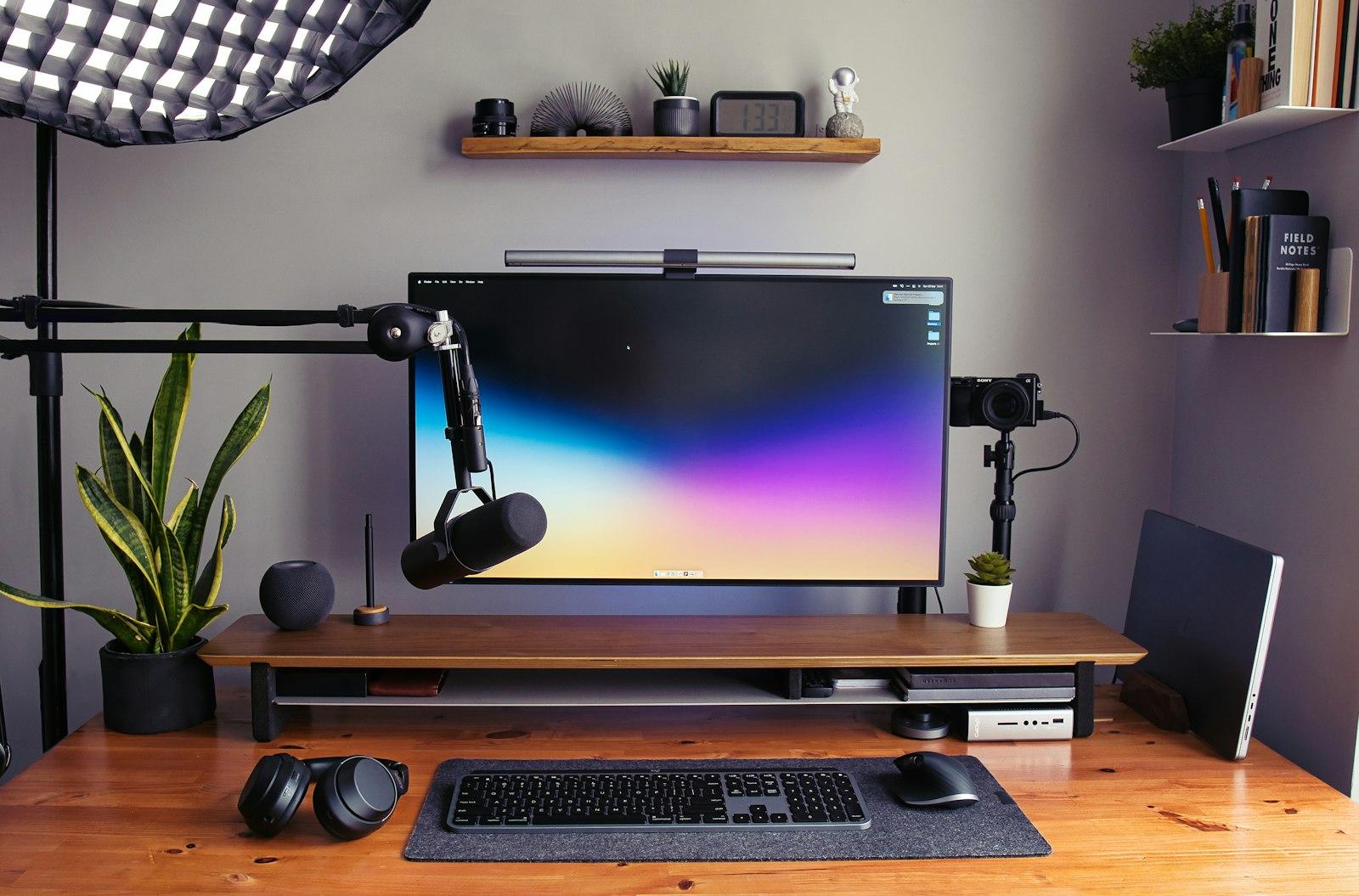 Aufgeräumter Arbeitsplatz mit großem Monitor